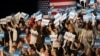 Simpatizantes del senador Bernie Sanders aplauden, mientras esperan los resultados