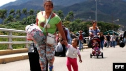 Ciudadanos venezolanos cruzan la frontera hacía Colombia.