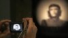 A partir de la popular imagen del Che Guevara que realizó en 1960 el fotógrafo Korda, el Palacio de la Virreina de Barcelona hace desde hoy en una exposición un recorrido por la evolución de la "fetichización" de este icono.