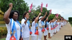 HAB102. LA HABANA (CUBA), 02/06/2013.- Berta Soler (i), líder del grupo Damas de Blanco, participa hoy, domingo 2 de junio de 2013, en la tradicional marcha por la 5ta avenida, en La Habana (Cuba), después de regresar a la isla de un recorrido por varios