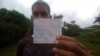 Yoel Acosta, reportero de Palenque Visión, muestra la multa recibida.