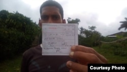 Yoel Acosta, reportero de Palenque Visión, muestra la multa recibida.