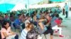 Bajo un techo improvisado el pastor Bernardo de Quesada oficia un culto, en el templo destruido por las autoridades cubanas.