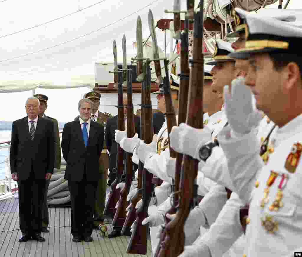 -El ministro de Asuntos Exteriores en funciones de España, José Manuel García-Margallo (c), participa junto al embajador español en Cuba, Juan Francisco Montalbán (d), de un juramento de bandera de personal civil español, en el buque escuela de la Armada