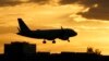 Un avión de American Airlines aterriza en el Aeropuerto Internacional de Miami. AP/Lynne Sladky)