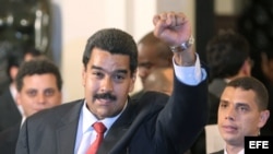 Nicolas Maduro, levanta el puño tras ser reconocido por la Union de Naciones Suramericanas (UNASUR).