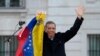 El líder opositor venezolano Edmundo González saluda a sus partidarios en la Puerta del Sol, en el centro de Madrid, España, donde pidió asilo. (AP/Bernat Armangue/Archivo)