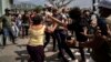 La policía detiene a un manifestante antigubernamental el domingo 11 de julio de 2021 durante una protesta en La Habana. (AP Foto/Ramón Espinosa)