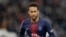 El delantero brasileño de Germain, Neymar, observa durante el partido de fútbol francés L1 entre el Paris Saint-Germain (PSG) y el OGC Nice en el estadio Parc des Princes de París.