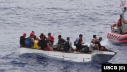 Cubanos interceptados por la Guardia Costera a unas 35 millas de Cayo Hueso. Foto: USCG Cutter Margaret Norvell)