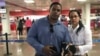 Osvaldo Navarro y Marthadela Tamayo en el Aeropuerto José Martí, de La Habana, tras la prohibición de viaje para asistir a la IX Cumbre de las Américas. (Twitter)