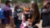 Una familia de migrantes arriba a Eagle Pass, Texas, en la frontera sur de EEUU, el 22 de mayo de 2022. (Allison dinner / AFP)