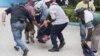 Agentes de la Seguridad del Estado detienen al periodista independiente cubano Lázaro Yuri Valle Roca. (Foto: Archivo/Facebook/Eralidis Frómeta)