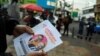 Un votante sostiene un volante con la imagen de los candidatos presidenciales Gustavo Petro y Rodolfo Hernández, en Bogotá, Colombia. (REUTERS/Luisa Gonzalez)