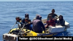 Balseros cubanos detenidos por la Guardia Costera de Estados Unidos.