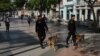 Boinas negras con perros recorren el Paseo del Prado en el aniversario del estallido del 11 de julio. (Archivo REUTERS/Alexandre Meneghini).