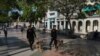 Boinas negras con perros recorren el Paseo del Prado en el primer aniversario del estallido del 11 de julio.