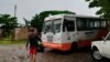 Miles de personas han tenido que abandonar sus hogares para encontrar refugio ante el peligro de inundación. (@VanguardiaCuba/Twitter)