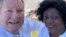 La líder de las Damas de Blanco, Berta Soler, y el encargado de Negocios de EEUU en Cuba, Mike Hammer, en la sede diplomática estadounidense en La Habana.