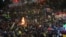 Los manifestantes protestan en Bogotá el 15 de mayo de 2021 contra los abusos policiales, en reclamos que iniciaron el 28 de abril en varias partes del país. Foto: REUTERS/Nathalia Angarita.