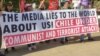 Cartel en las calles de Santiago: "Chile bajo ataque comunista y terrorista"
