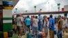 Cubanos hacen fila con sus bidones para comprar gasolina en La Habana tras el anuncio de la crisis de combustible. Foto: YAMIL LAGE / AFP.