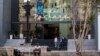 Trabajadores en la entrada del Hotel Packard. AP Photo/Desmond Boylan