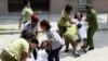 Agentes de la Seguridad del Estado arrestando a las Damas de Blanco.