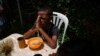 Un niño en Venezuela orando tras recibir una donación de alimentos de una iglesia en Catia, Caracas, Venezuela. (AP Photo/Ariana Cubillos).