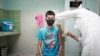 Cristian Artimbau, de 14 años, recibe una dosis de la vacuna Soberana 02. (Reuters/Alexandre Meneghini).