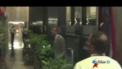 Bandera cubana es colocada en el lobby del Departamento de Estado Bandera cubana es colocada en el lobby del Departamento de Estado
