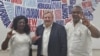 Los opositores cubanos Berta Soler y Ángel Moya, junto al jefe de la misión diplomática de EEUU en La Habana, Mike Hammer (centro).