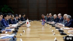 Raúl Castro (d); y el primer ministro de Japón, Shinzo Abe (i), asisten a una firma de acuerdos hoy, jueves 22 de septiembre de 2016, en el Palacio de la Revolución de La Habana (Cuba). Abe, llegó hoy a Cuba en una breve visita oficial, la primera de un