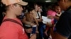FOTO ARCHIVO. Inmigrantes cubanos antes de abordar un vuelo fletado, en la Ciudad de Panamá. (Foto AP/Arnulfo Franco)