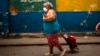 Una mujer usa una máscara protectora contra el coronavirus en una calle de La Habana.