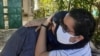 La periodista Camila Acosta abraza a su padre tras ser puesta en libertad este viernes. (Cubanet/Twitter)