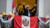 El candidato presidencial Pedro Castillo saluda a sus simpatizantes, en su sede de campaña, en Lima, Perú. (AP Foto/Martín Mejía)