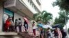 Cubanos hacen fila para cambiar dinero en una CADECA de La Habana. REUTERS/Alexandre Meneghini