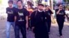 Simpatizantes de los blogueros detenidos desfilan con puloveres negros en Vietnam (cortesia RFA)