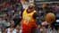 Rudy Gobert, pívot del Jazz de Utah, atrapa un rebote frente a Bam Adebayo, del Heat de Miami, en el partido del miércoles 12 de febrero de 2020 (AP Foto/Rick Bowmer)