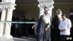 El príncipe de Arabia Saudí, Khaled Bin Saud Bin Khaled Al-Saud (i), el embajador de esa nación en Cuba, Saeed Hassan Aljomae (c) y el canciller cubano, Bruno Rodríguez Parrilla (d), recorren la nueva sede de la embajada saudí en La Habana