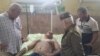 Un herido en el accidente de la patana en la Bahía de La Habana conversa con el Ministro de Energía y Minas y el comandante Ramiro Valdés.