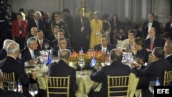 Archivo - Barack Obama (c-atrás), habla durante una cena de trabajo con sus pares de los países miembros del Sistema de la Integración Centroamericana (SICA).