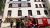 Bomberos trabajan afuera del Instituto Nacional de Oncología y Radiobiología (INOR).