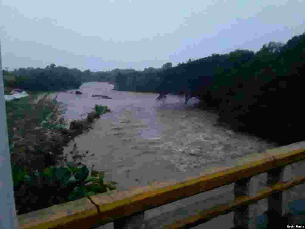  Intensas lluvias en río de Manicaragua tras las lluvias de Eta Tomado deTwitter Diario Vanguardia Villa Clara