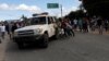Una ambulancia traslada a heridos desde Kumarakapay en la frontera con Brasil.