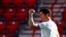 Robert Lewandowski del Bayern Múnich festeja tras anotar el primer gol del equipo en la victoria 2-0 ante Hertha Berlín en la Bundesliga, el domingo 17 de mayo de 2020. (AP Foto/Hannibal Hanschke, Pool)