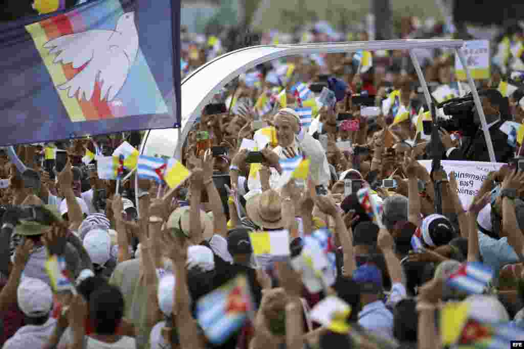 El papa Francisco a su llegada en el pamóvil a la Plaza de la Revolución de La Habana para oficiar su primera misa en Cuba, a la que asistirán miles personas que ya están congregadas en el que se considera uno de los lugares más emblemáticos del país.