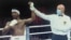 En esta imagen tomada de un mensaje compartido en Twitter, el árbitro declara vencedor al cubano William Scull en el combate frente al finlandés Mathias Eklund.