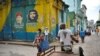 En La Habana las personas salen a la calle a hacer sus compras.